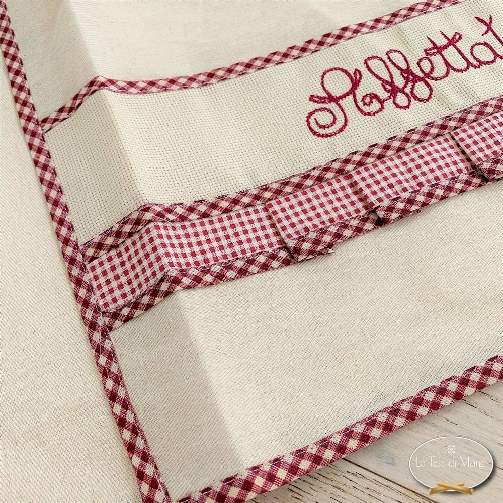 Copriaffettatrice ricamato rosso grande