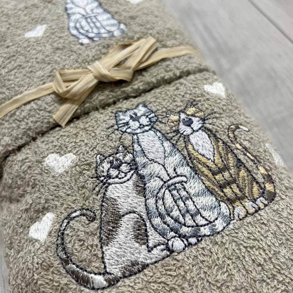 Coppia asciugamani gattini ricamati tortora