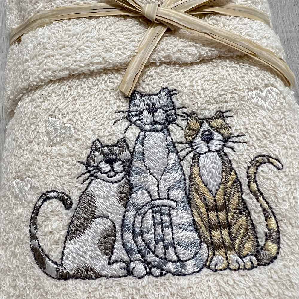 Coppia asciugamani gattini ricamati panna