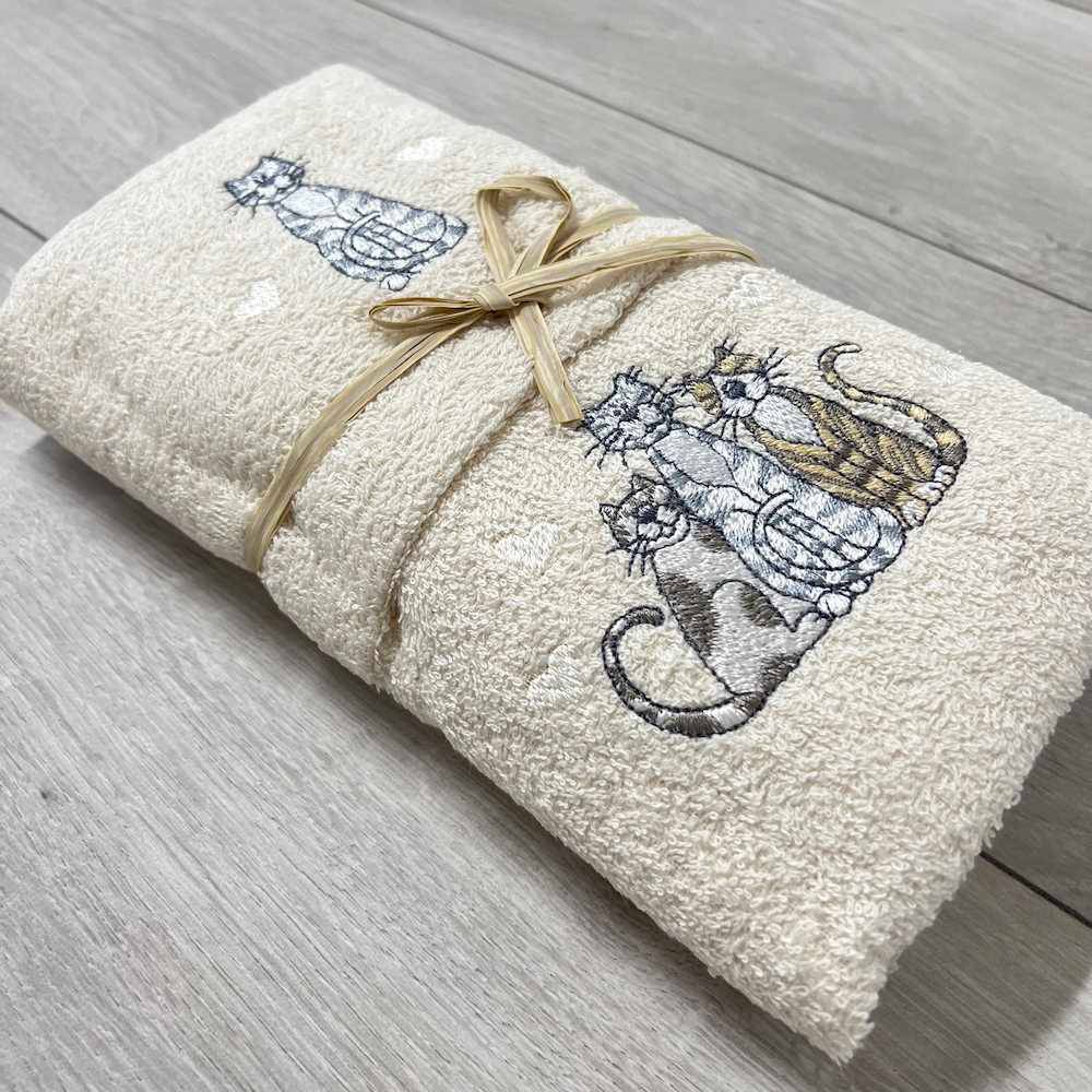 Coppia asciugamani gattini ricamati panna