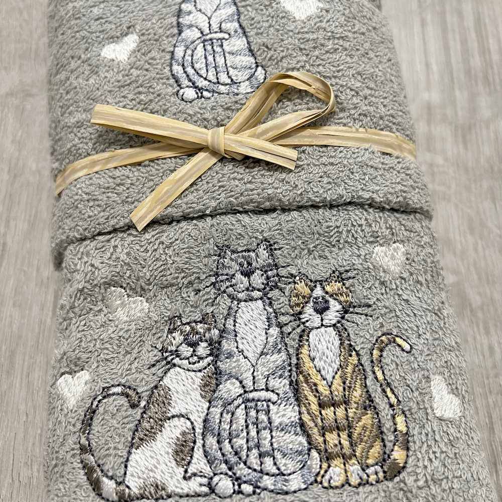 Coppia asciugamani gattini ricamati grigio