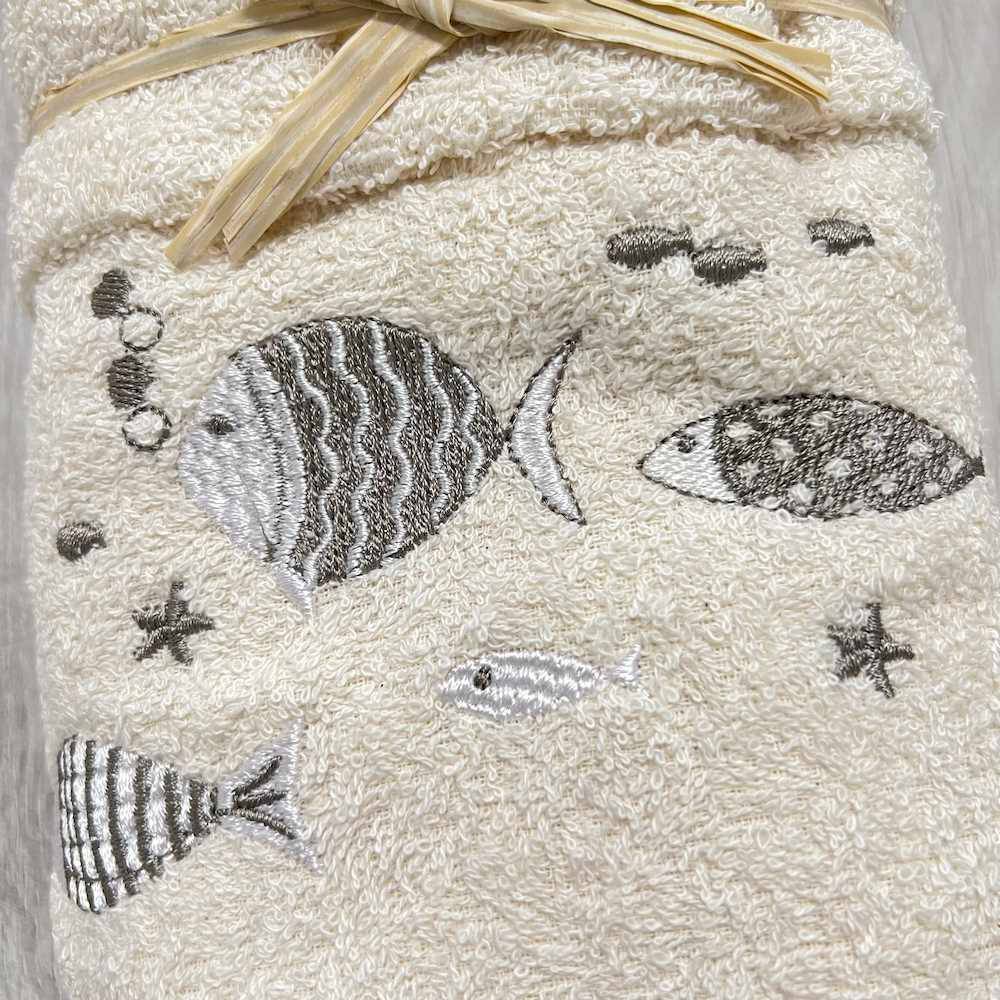 Coppia asciugamani pesciolini tortora ricamati fondo panna