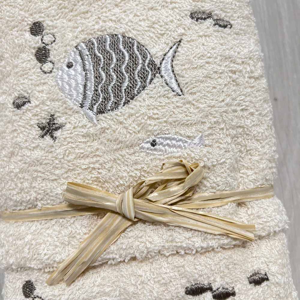 Coppia asciugamani pesciolini tortora ricamati fondo panna