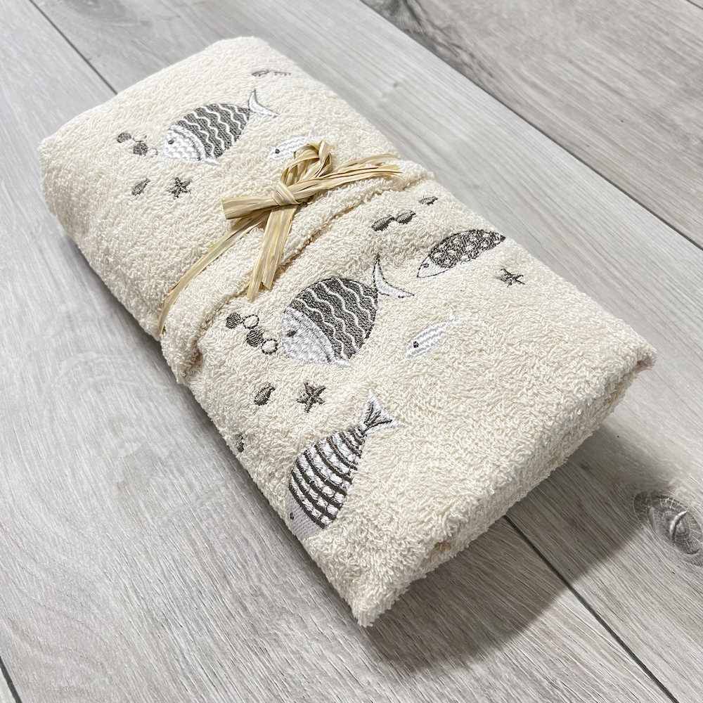 Coppia asciugamani pesciolini tortora ricamati fondo panna