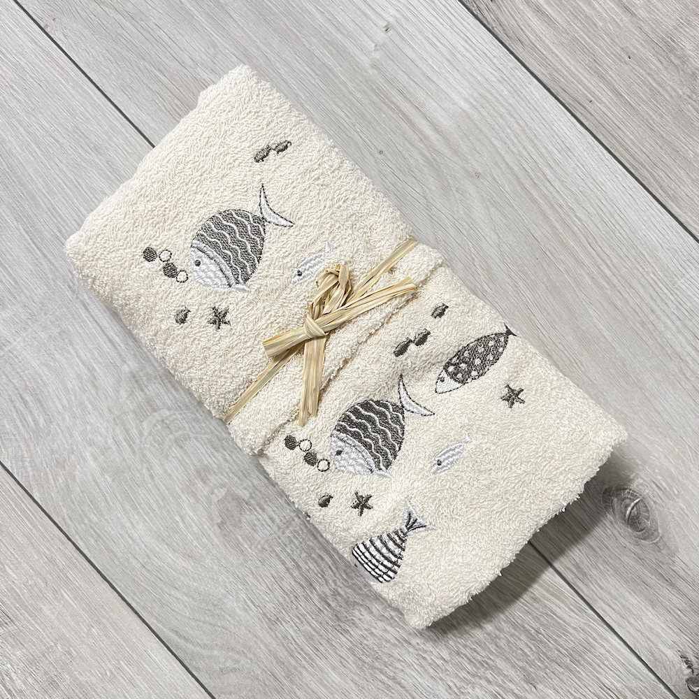 Coppia asciugamani pesciolini tortora ricamati fondo panna