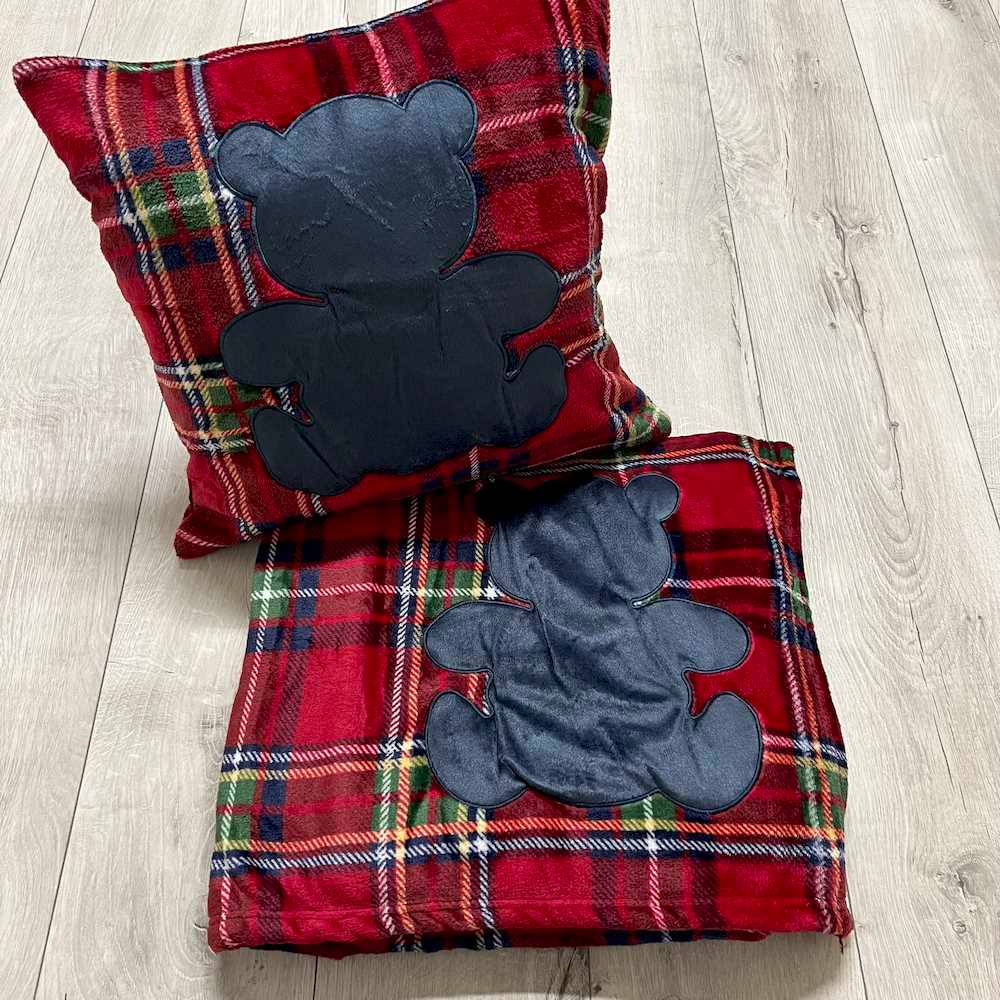 Plaid Aiden Tartan rosso + federa cuscino ricamati orsetto