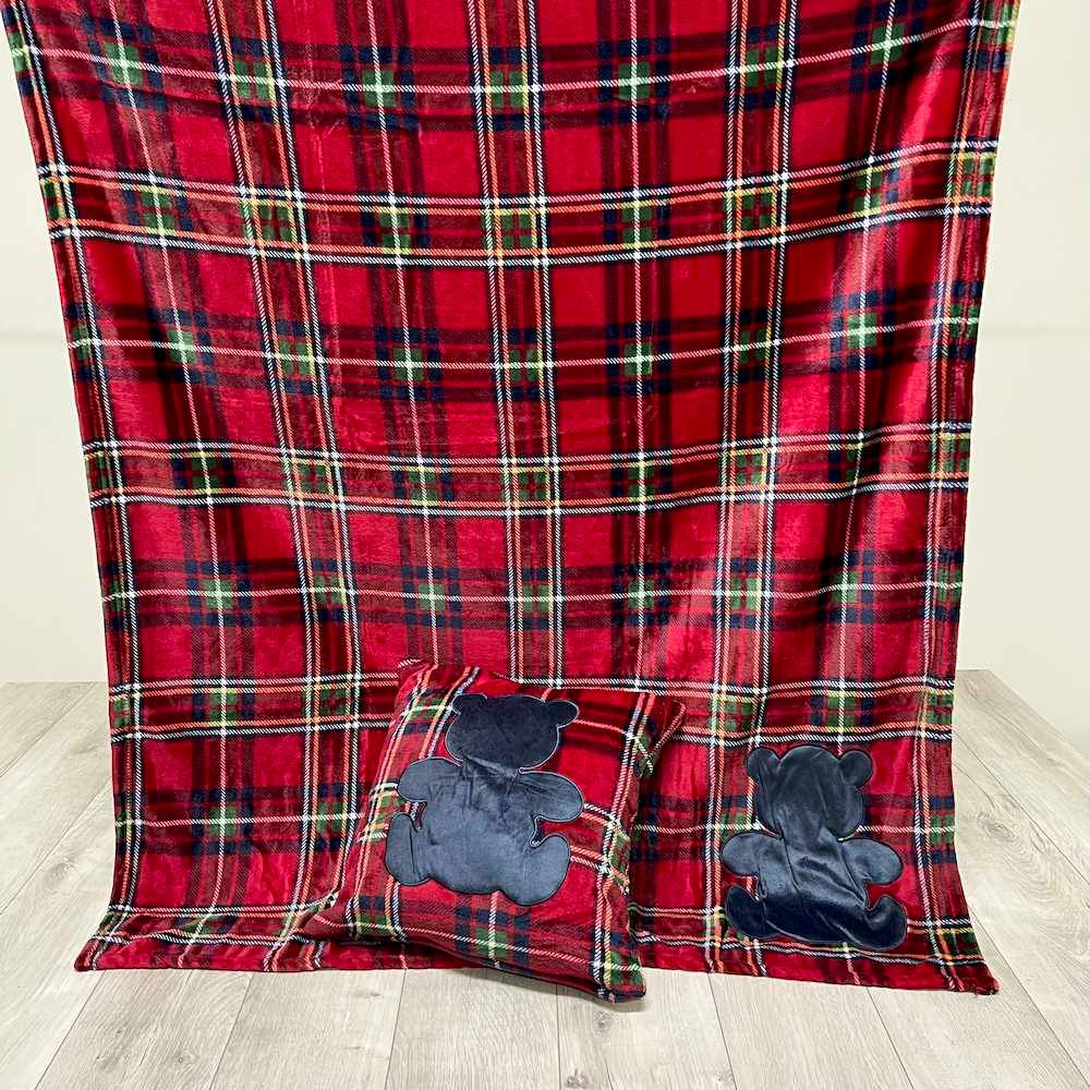 Plaid Aiden Tartan rosso + federa cuscino ricamati orsetto