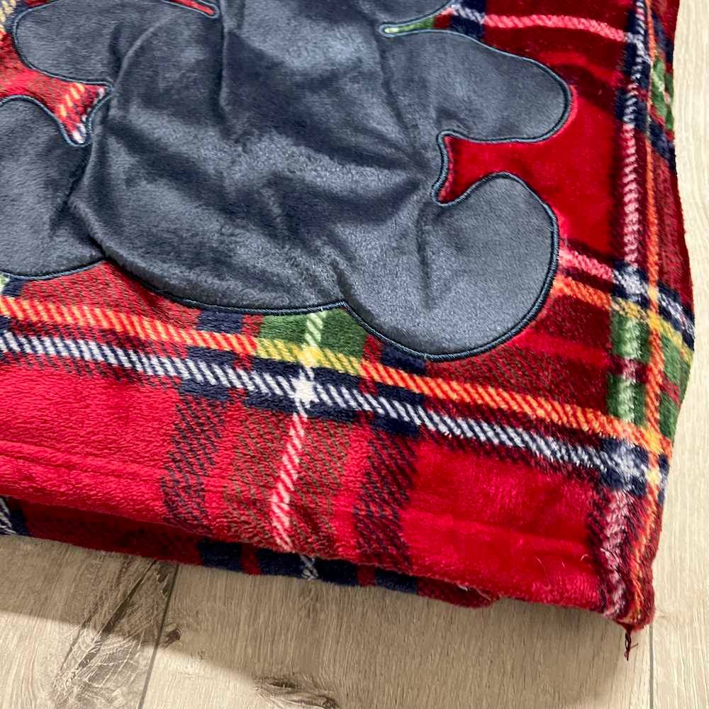 Plaid Aiden Tartan rosso + federa cuscino ricamati orsetto