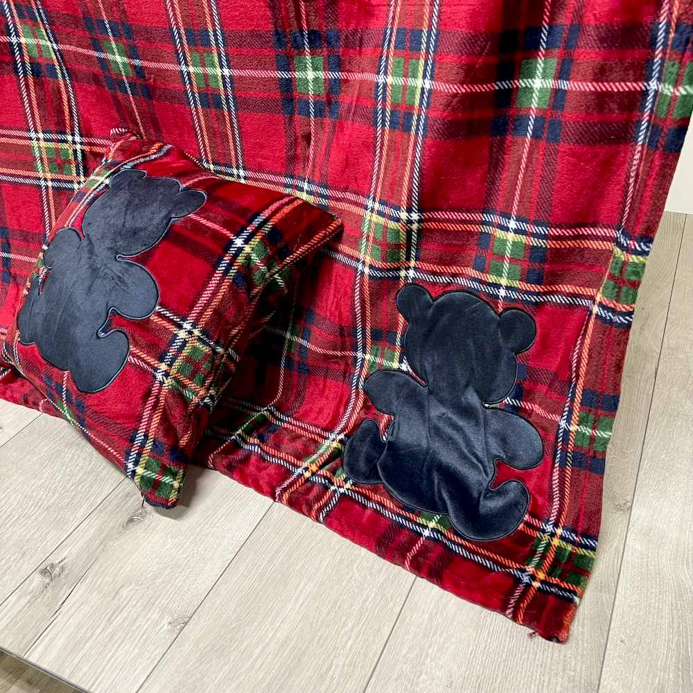 Plaid Aiden Tartan rosso + federa cuscino ricamati orsetto