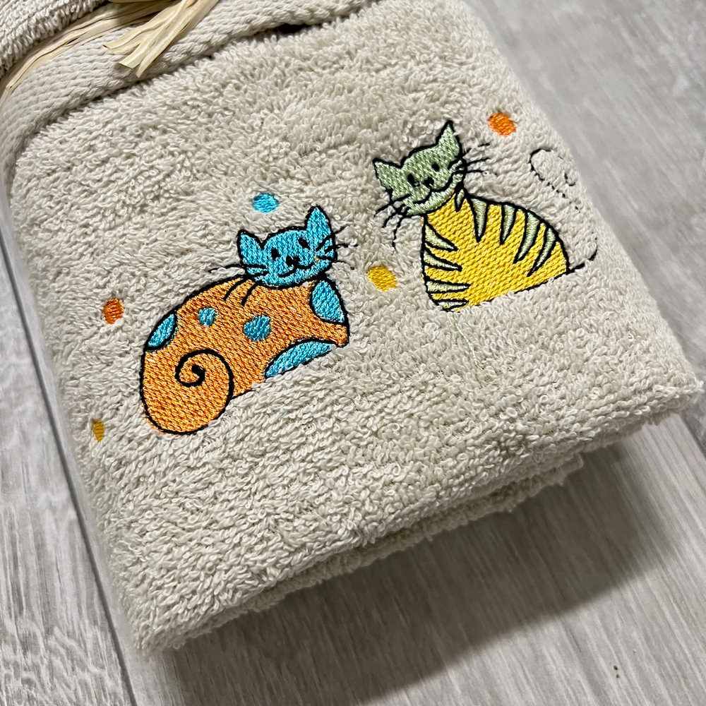 Coppia asciugamani balza ricamata Gatti arcobaleno tortora