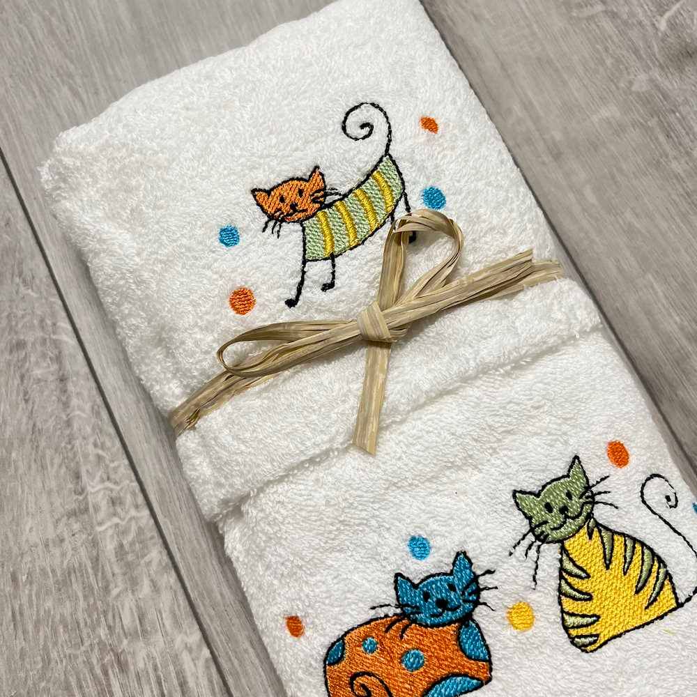 Coppia asciugamani balza ricamata gatti arcobaleno bianchi