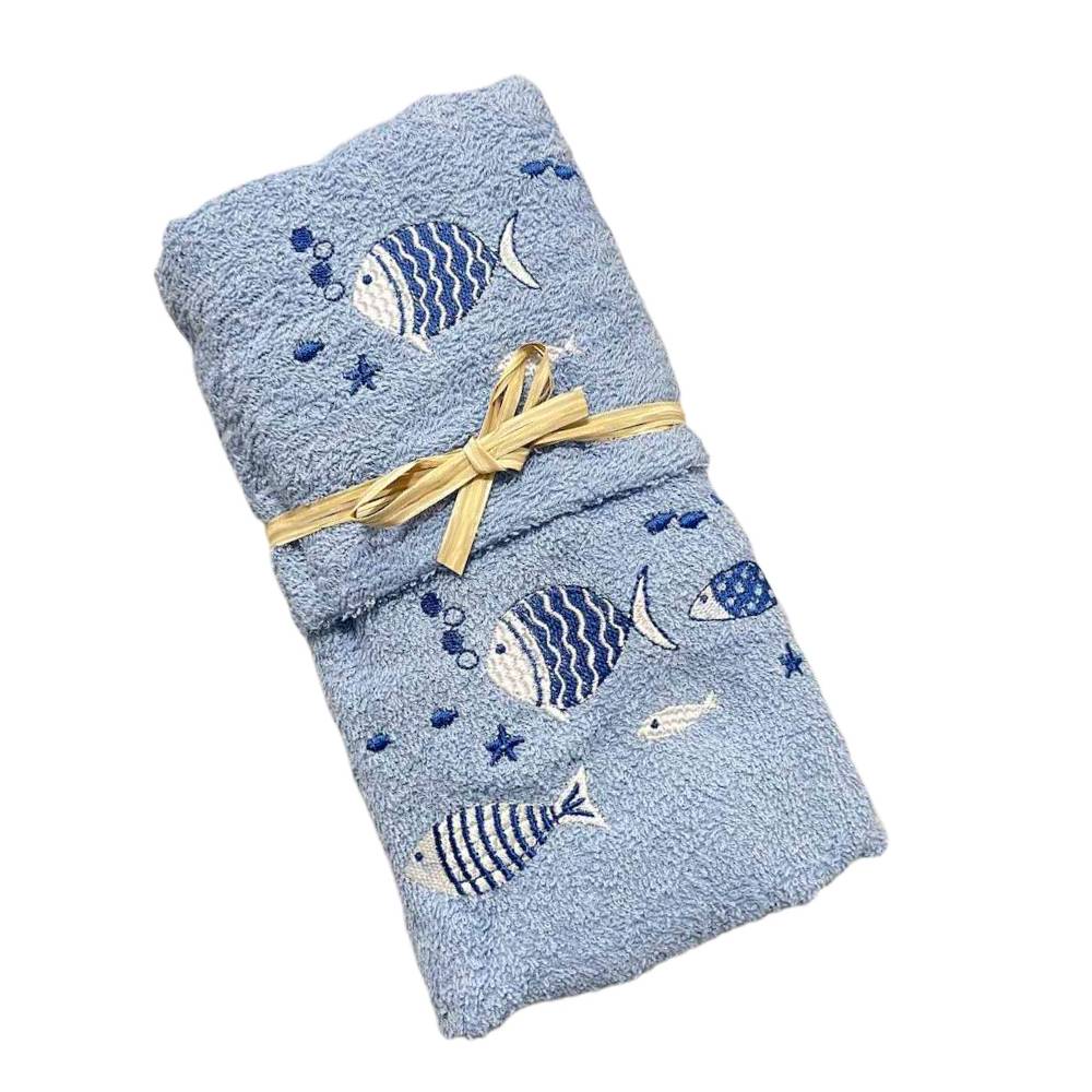Coppia asciugamani pesciolini blu ricamati fondo azzurro