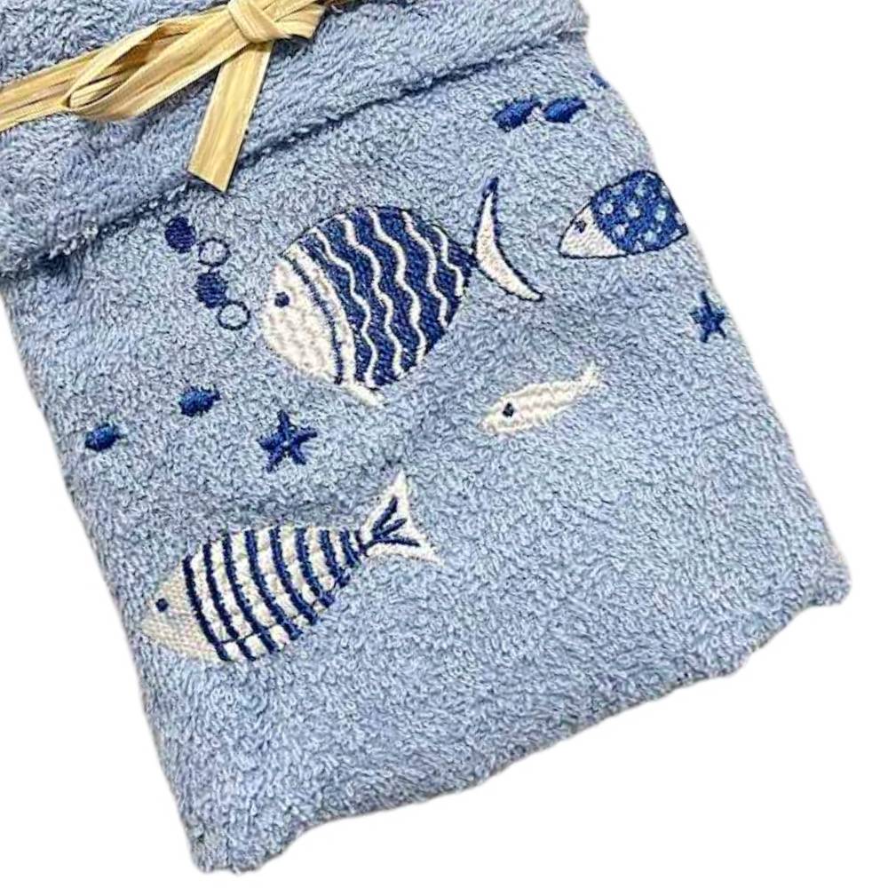 Coppia asciugamani pesciolini blu ricamati fondo azzurro