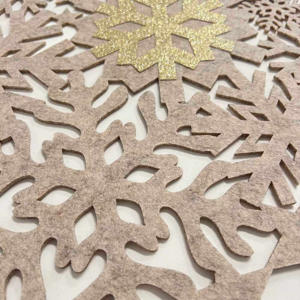 Sottopiatto in pannolencio intagliato a fiocchi oro
