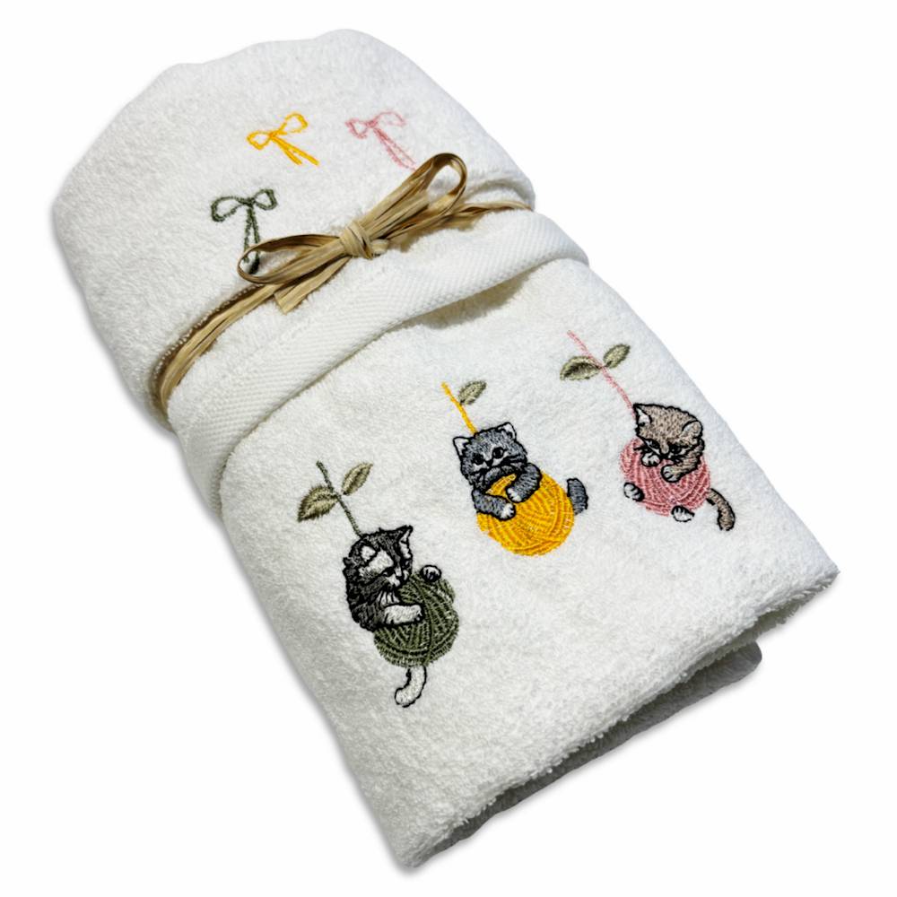 Coppia asciugamani Gattini e gomitoli ricamati bianchi
