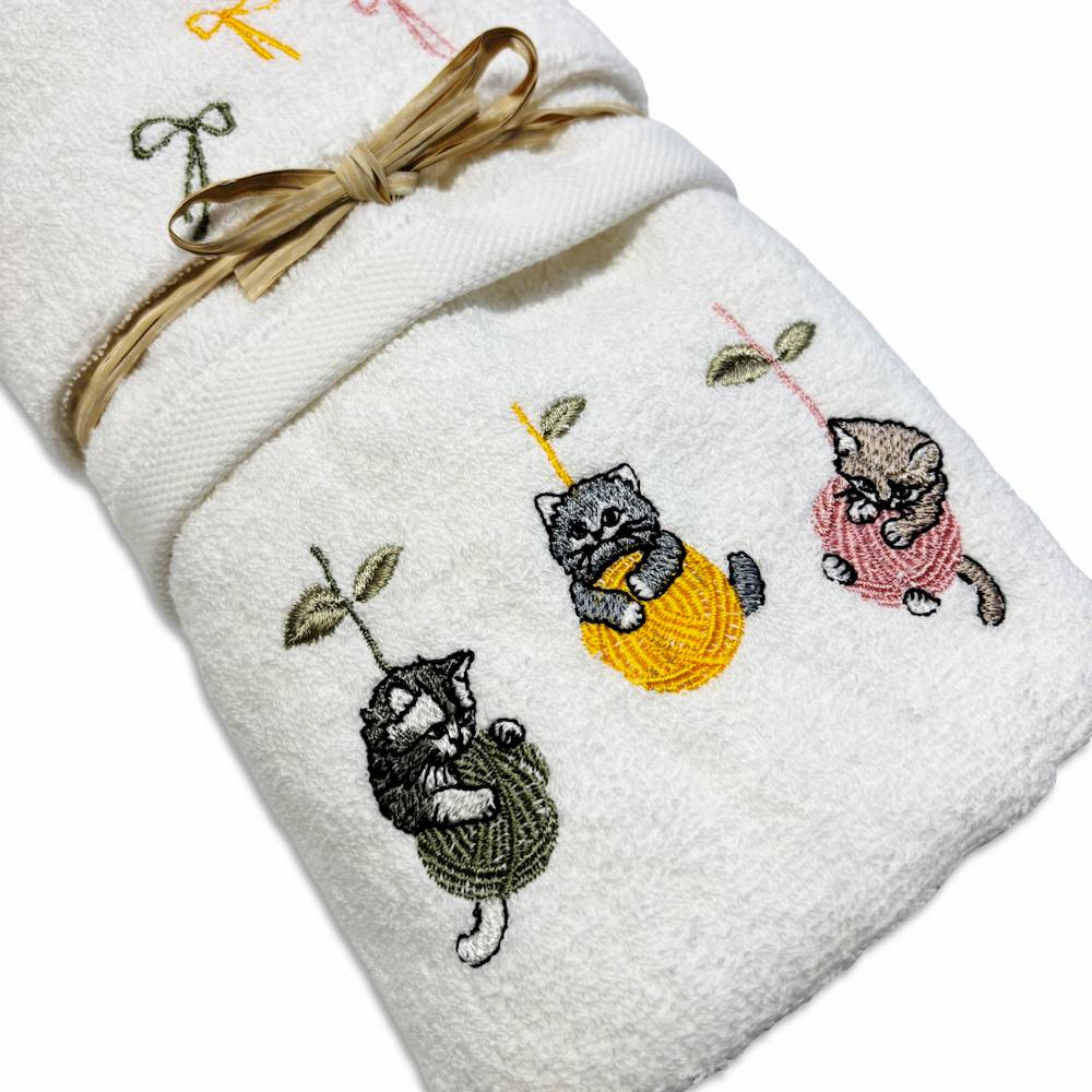 Coppia asciugamani Gattini e gomitoli ricamati bianchi